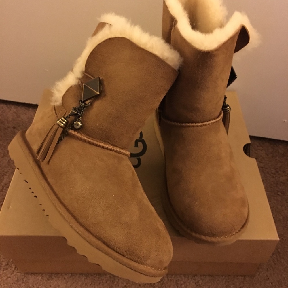 NIB UGG Chestnut Genuine Shearling Boot / Women 6